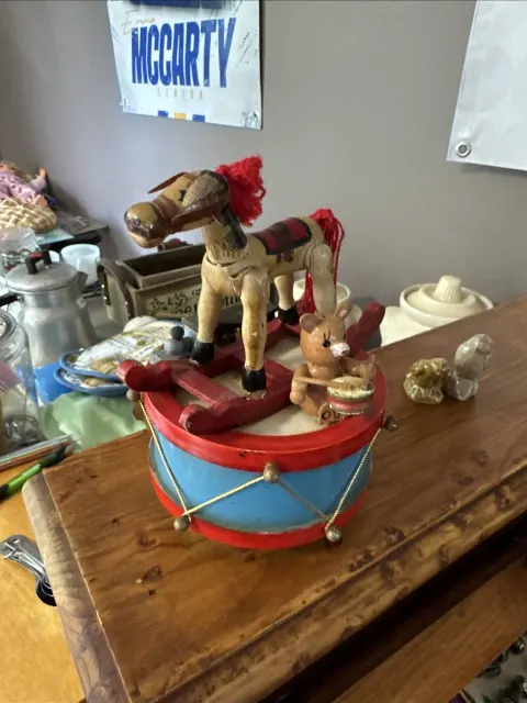 Toto and music box